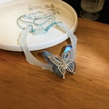 Détails d'un bracelet style bambou avec papillon en métal doré et perles sur un fond en bois - Bleu-Papillon (10#)