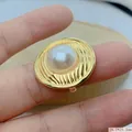 Makroaufnahme von übergroßem Perlenring mit gewellter Goldblumen-Textur, 29,2mm Design - Stil C (Radiale Wellentextur)