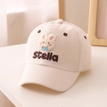 Primer plano de gorra crema con bordado de conejo de peluche y detalle del texto Stella - 52cm (Recomendado 3-8 Años) / Beige