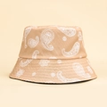 Dettaglio del cappello a secchiello beige con motivo paisley, cuciture fini e tela resistente - M (56-58cm) / Cachi