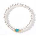 Elegante pulsera de perlas con colgante de corazón azul y detalles dorados sobre blanco - Corazón Azul (ZZ-B24122801B-F)