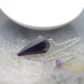 Detailansicht eines Amethyst-Sechseckprismas-Anhängers mit einer silbernen Metallkette - Amethyst