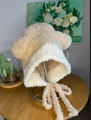 Carino berretto in maglia beige con orecchie da orso e paraorecchi caldo per l'inverno - Mica e bianco sporco