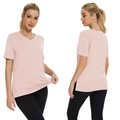 T-shirt da donna con scollo a V rosa chiaro caratterizzata da spacchi laterali orlo - Albicocca
