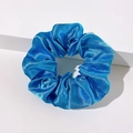 Elastico per capelli in raso blu brillante su sfondo bianco minimalista ed elegante - Blu