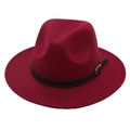 Détail du chapeau fedora bordeaux avec ceinture en cuir marron et boucle dorée - Taille Unique Enfant (54cm) / Bourgogne (Ceinture Marron)