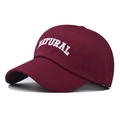 Berretto da baseball classico in cotone bordeaux con ricamo NATURAL e visiera curva - Borgogna
