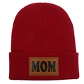 Bonnet en tricot rouge pour femme avec écusson en cuir marron lettrage MOM - Adulte Élastique / Rouge Vin (MOM)
