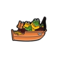 Pin's en émail avec grenouilles lisant et pêchant sur un petit bateau en bois - Style Grenouille qui Rame (QHXZ750)