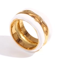 Minimalistischer breiter Ring mit goldenem Wellenmetall und weißem Emaille - US 6 / Gold-Weiß