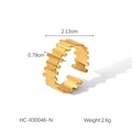 Detalle de anillo abierto de acero dorado con bordes irregulares y 0,79 cm de ancho - Estilo Abierto Con Patrón de Ondas (HC-R30046-N)
