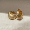 Orecchini a stella in oro spazzolato con zirconi e finitura opaca per donne - Oro