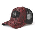 Gorra trucker roja y negra con insignia metálica M y estampado de monograma DK moderno - L (58-60cm) / Burdeos