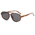 Retro-Pilotensonnenbrille mit Doppelsteg in Schildpattoptik und grauen Gläsern in Schrägansicht - Gesprenkelt Rot Graue Gläser