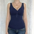 Canotta blu scuro aderente con scollo a V e piccoli bottoni dallo stile moderno Y2K - S / Blu