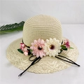 Détail d'un chapeau de paille beige avec grandes fleurs et ruban noir élégant - M (56-58cm) avec Corde Coupe-vent / Beige