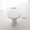 Weißes geometrisches Schmucktablett, 12,5 cm Durchmesser, minimalistischer Gipsständer - Hohes abgeschrägtes rundes Tablett mit Sockel