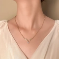 Elegante collar dorado con diseño de hojas y colgante de circonita en forma de pera - Hoja Gota de Agua (8006)