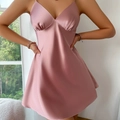 Sottoveste in raso rosa con spalline sottili e profondo scollo a V per relax a casa - S / Rosa