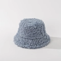 Detalle de gorro tipo pescador en felpa sherpa azul claro para el calor invernal - M(56-58cm) / Azul
