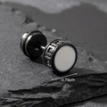 Orecchino nero da uomo in acciaio inossidabile con intarsio bianco e diametro 0,74cm - Stile Tondo con Greca (S220)
