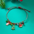 Dettaglio del bracciale natalizio intrecciato con alce, albero, cappello e campanelli - Corda Rosso Verde/Renna/Albero/Cappello/Campana