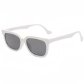 Klassische quadratische Sonnenbrille in Weiß mit dunkelgrauen Gläsern im modernen Stil - Weißer Rahmen Dunkelgraue Gläser