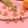 Primer plano de cuentas y colgantes de oro rosa en cadena de plata con decoración floral - 16168 / 7*10mm / Oro KC