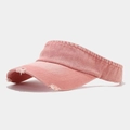 Détail des bords effilochés et du denim délavé sur une visière de soleil rose tendance - Réglable / Rose