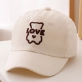 Detalle del bordado de oso y texto LOVE en la gorra de algodón crema para niños - 52cm (2-5 Años) / Blanco Roto