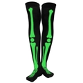 Detailansicht der schwarzen Overknee-Strümpfe mit neongrünem fluoreszierendem Skelettdruck - Leuchtende Skelettsocken
