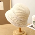 Cappello a secchiello in maglia color crema con bordo in peluche su base in legno - M (56-58cm) / Bianco Sporco