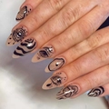Handbeschilderde kunstnagels in amandelvorm met artistieke zwarte oog- en golfpatronen - Handbeschilderde Oog Golfstijl (JP1778)