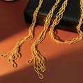 Dettaglio della collana a più fili con perline dorate intrecciate e passanti a nappa - Oro