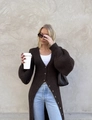 Detailaufnahme der dunkelbraunen langen Strickjacke mit Rippenstruktur und Knopfleiste - S / Kaffeebraun