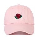 Berretto da baseball in cotone rosa con ricamo a rosa rossa su sfondo bianco - Taglia unica / Rosa