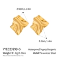 Detalle de pendientes cuadrados de acero inoxidable chapado en oro 18K con medidas - Dorado (YYE023299-G)