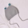 Bonnet en tricot gris pour bébé avec deux pompons bleu clair et attaches pour les oreilles - 40-46cm (3-12 Mois) / Gris