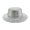 Detail van een glinsterende zilveren pailletten platte hoed met metallic afwerking party - Zilver