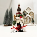 Gnome de Noël artisanal avec bonnet en tricot rouge et tresses en scène de fête chaleureuse - Style Femme