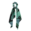 Detail van scrunchie met groene en zwarte tropische bladprint en lange linten - Groen Marihuana Blad