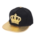 Gorra hip hop con emblema de corona dorada, diamantes de imitación y visera de serpiente - Ajustable / Dorado