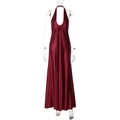 Detailaufnahme des dunkelroten Neckholder-Kleides aus Satin an einer Schaufensterpuppe - S / Rot