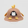 Dettaglio cappello alla pescatora kaki per bambini con ricamo di pinguino e orecchie - 50cm (1-3 anni) / Caffè