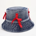 Cappello da pescatore in denim lavato con fiocchi di raso rosso dal design vintage - M (56-58cm) / Blu scuro