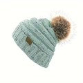 Bonnet d'hiver en maille bleu clair à pois colorés avec un grand pompon en fausse fourrure - Bleu clair
