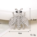 Vista macro della spilla ape con cristalli che mostra 4,2 cm x 4 cm e 13,2 g - D1070 Ape Bianca
