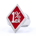 Detailaufnahme eines roten rautenförmigen Emaille-Rings mit dem 1%ER Metall-Logo - US 10 / Silber 1%er Stil