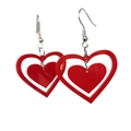 Detalle de los pendientes colgantes en forma de corazón rojo con diseño hueco - Corazón de doble capa / Rojo
