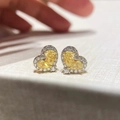 Edle vergoldete Herzohrringe mit gelben und weißen Zirkonia auf einer weichen Oberfläche - Gold (Echt vergoldeter Silberstift)